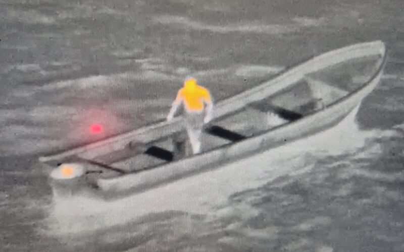 Kustwacht schiet boot in nood te hulp