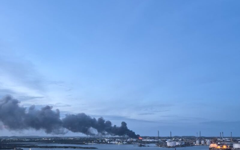 Uitslaande brand in scrapyard Buena Vista