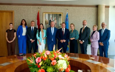 Van der Burg trapt werkbezoek af op Aruba